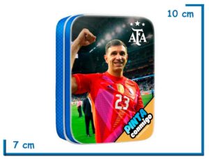 PINTA CONMIGO AFA LATA DIBU MARTINEZ REMERA ROJA