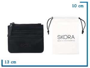 SKORA TARJETERO NEGRO GRANEADO EN BOLSA DE TELA